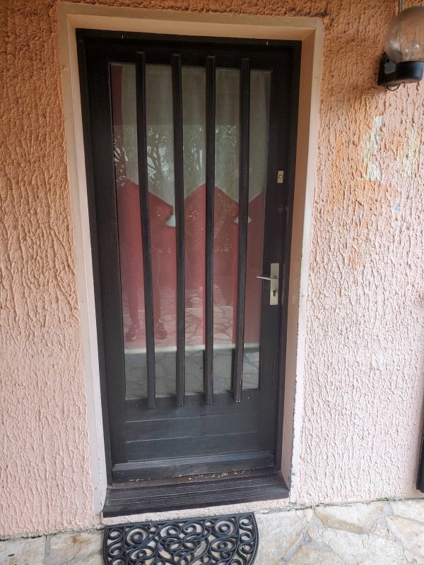 Remplacement d'une porte bois et pose d' une porte d'entrée PVC chez l'un de nos clients sur le site de marguerittes.